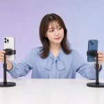 女性配信者が二台のスマートフォンを同じ配信環境で比べている