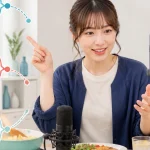 女性配信者が質問メモ、料理、会話という話題の入口を選んでいる