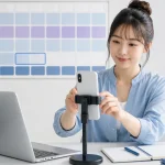 仕事や学校の予定と配信を自宅で組み合わせる女性