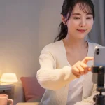 休止後に自宅で配信を再開する女性