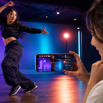 LiveLiveでダンサーのリアルタイム配信をiPhoneで見る女性