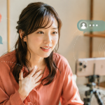コメントへ応えながらスマートフォンで配信する成人女性